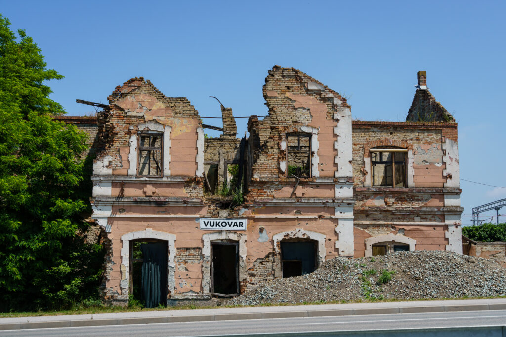 Der alte Bahnhof von Vukovar, im Kroatien-Krieg zerstört