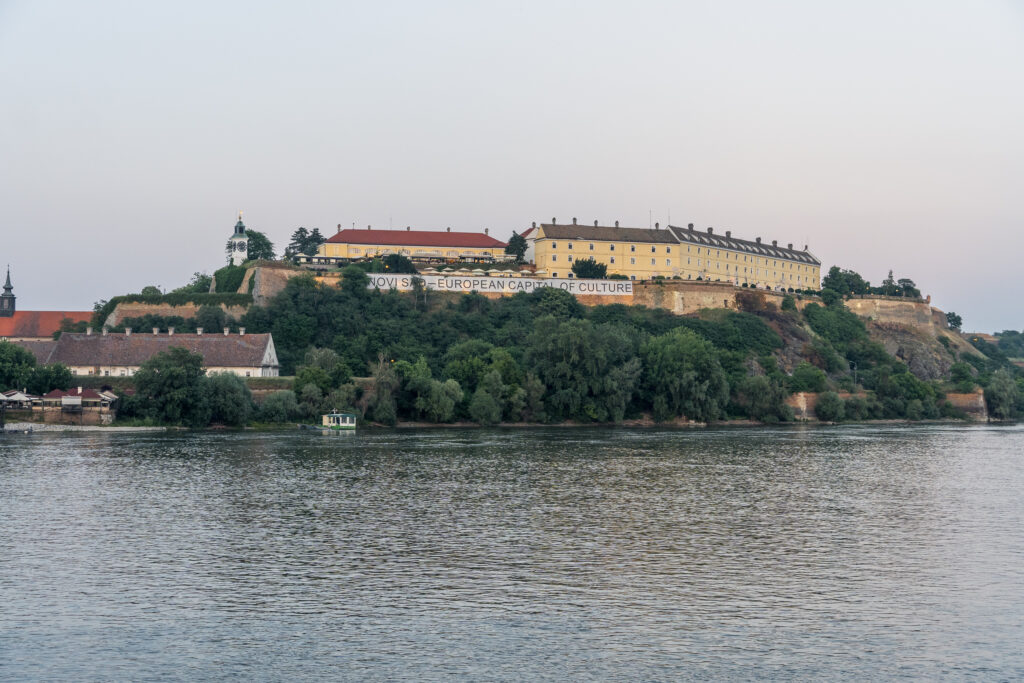 Die Festung hoch über der Donau