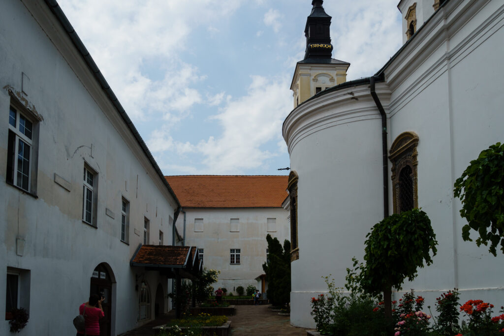 Das Kloster Krušedol, klein und eng