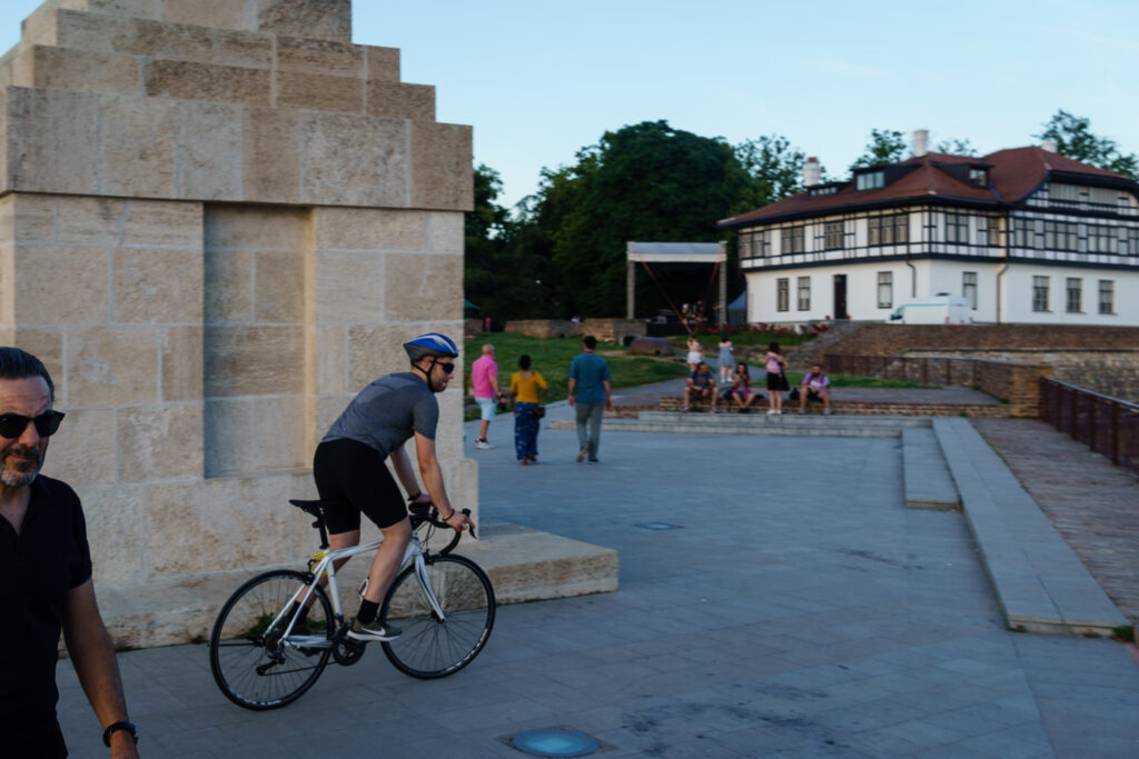 Der Rennradfahrer von Belgrad