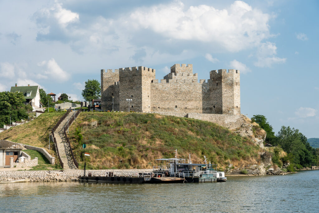 Die Festung von RAM wacht über die Donau