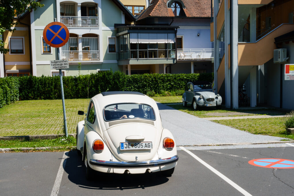 Parkplatz für das Altersheim - mit altersentsprechenden Autos