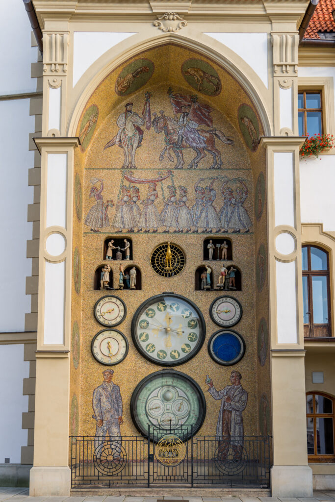 Mittelalterliche astronomische Uhr (mit Chemiker und Mechaniker)