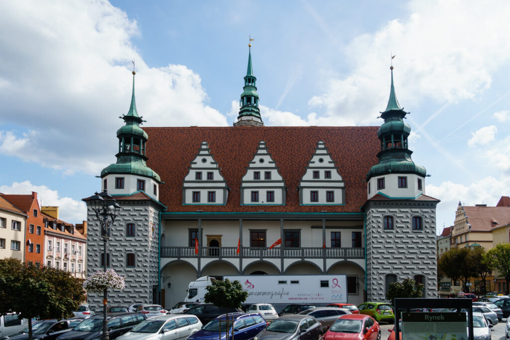 Rathaus von Brzeg mit mobiler Mammographie