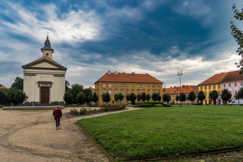 Der Hauptplatz von Terezín (Theresienstadt) - ein Ort mit trauriger Geschichte