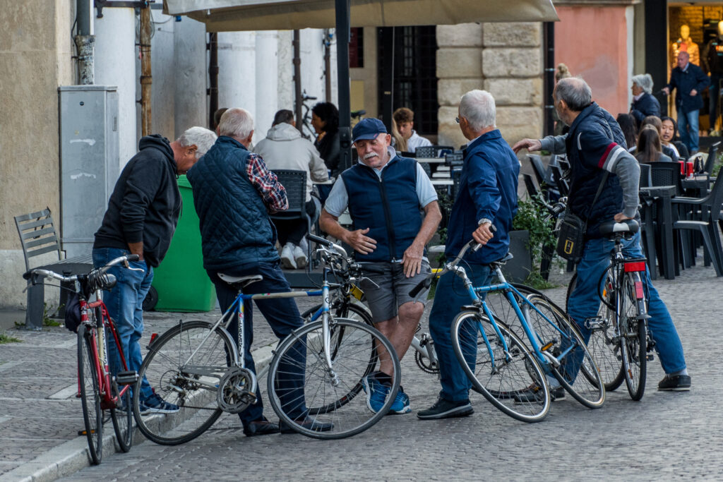 Fahrradkultur I: die alten treffen sich zum Tratschen