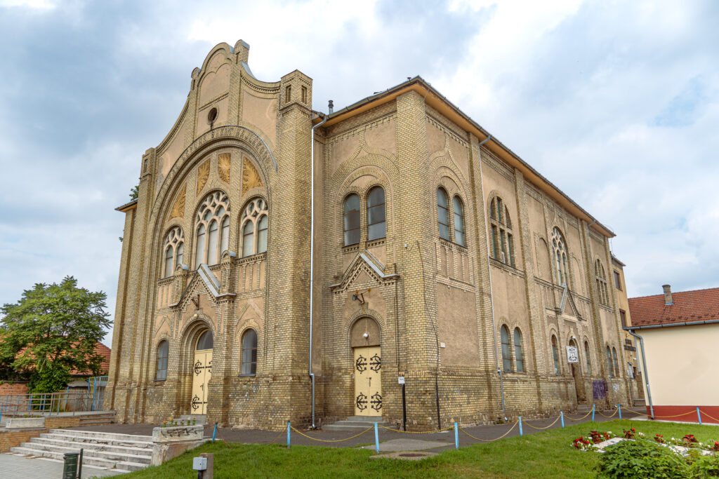 Die ehemalige Synagoge von Cegléd beherbergt heute einen Boxverein (!)