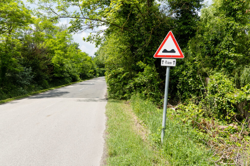 Die größte Lüge auf Ungarns Straßen: 1km.... heißt nur, dass in 1km wieder so ein Taferl mit 1km steht