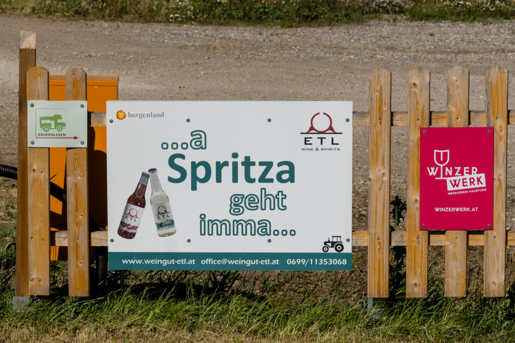 Österreichs Verhältnis zum Alkohol in einem Schild