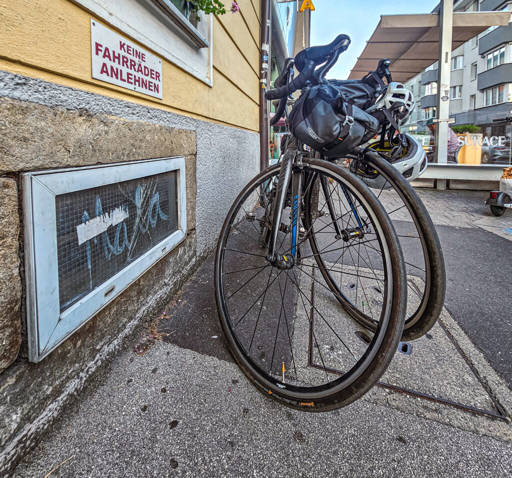 Subversive Fahrräder 2: Sie lehnen nicht an der Wand