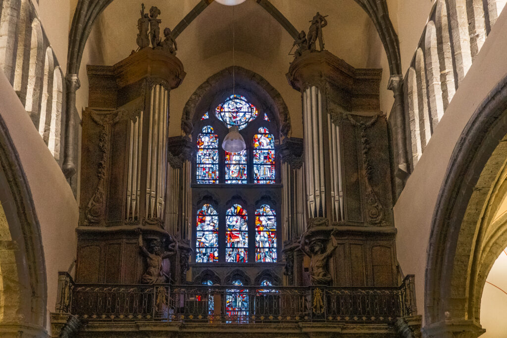 Orgel ums Fenster gebaut