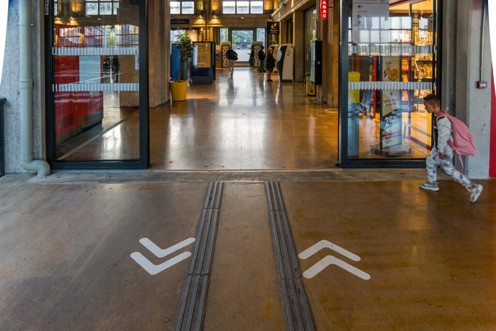 Sharrows im Bahnhof für Fußgänger*innen