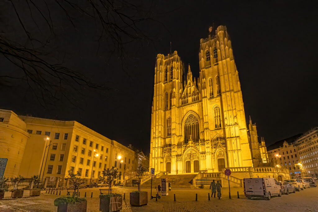 Die Kathedrale im gelben Licht der Natriumdampflampen