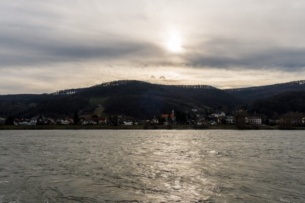 Die Sonne versteckt sich über der Donau