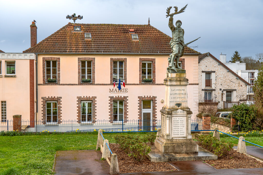Französische Kleinstadt: Soldatendenkmal und Mairie mit Tricolore