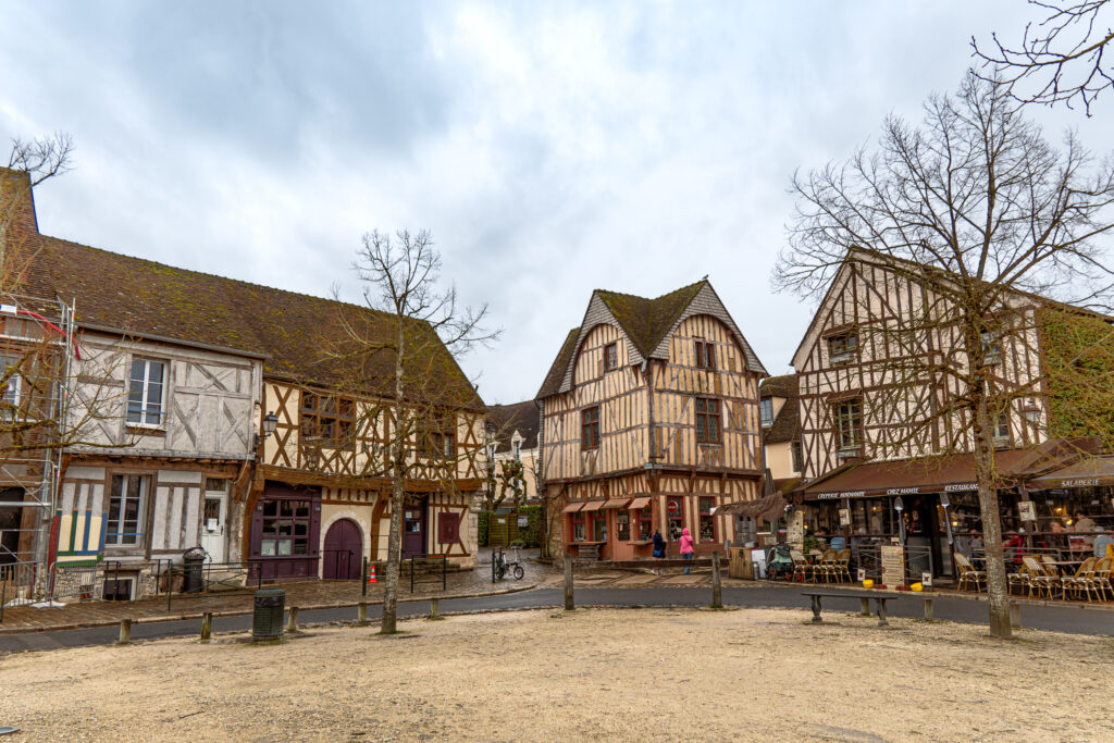 Mittelalterlicher Stadtplatz - noch sieht man die Häuser ganz gut