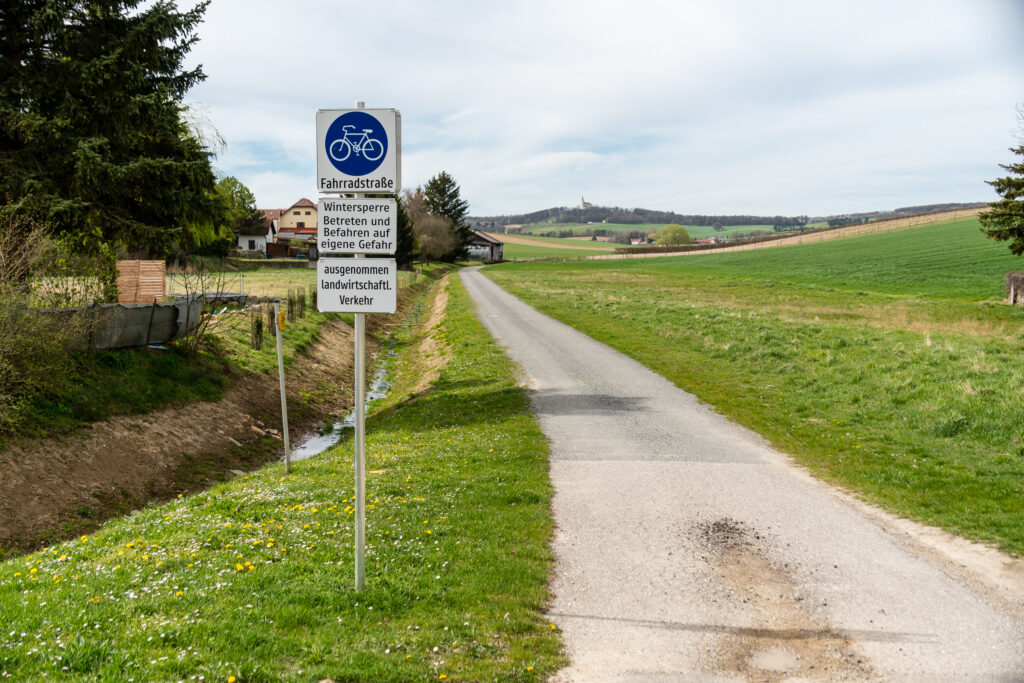In Niederösterreich schießen die Fahrradstraßen aus dem Boden (früher Feldweg genannt)