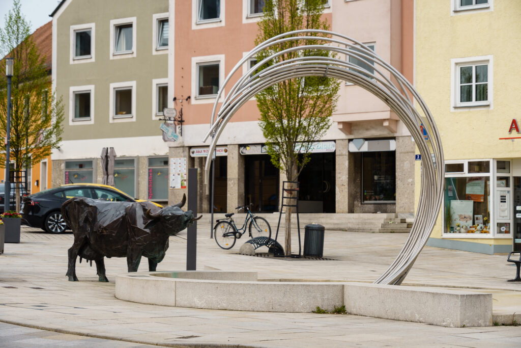 Denkmal für die Klimakrise: Kuh am trockenen Brunnen