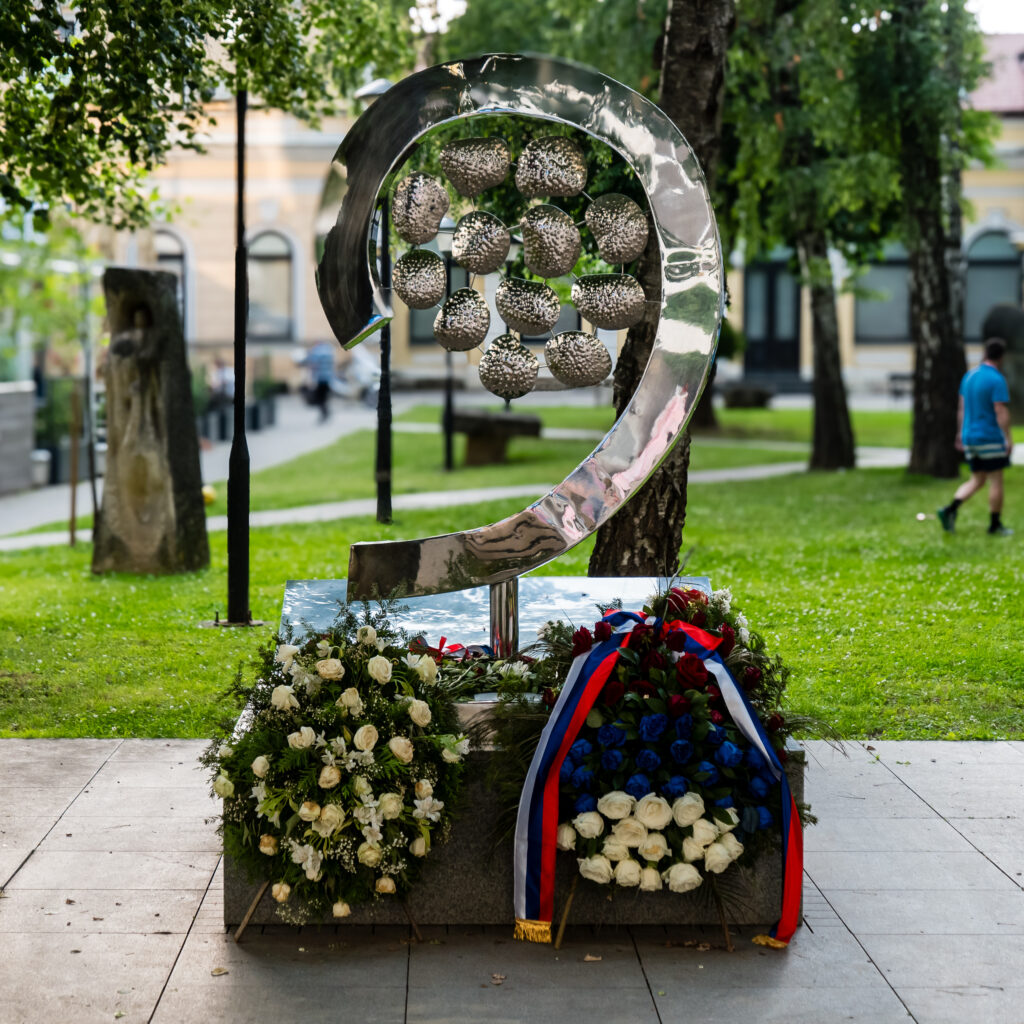 Denkmal für Babies, die im Krieg gestorben sind (Text im nächsten Foto)
