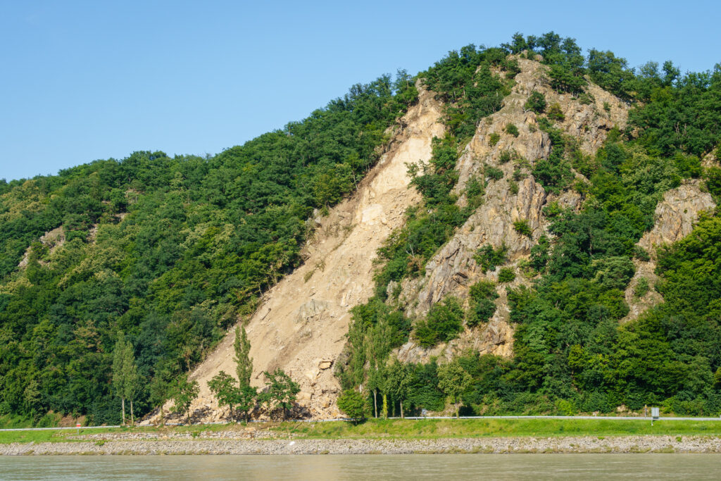 Deshalb ist der Donauradweg drüben (noch länger) gesperrt