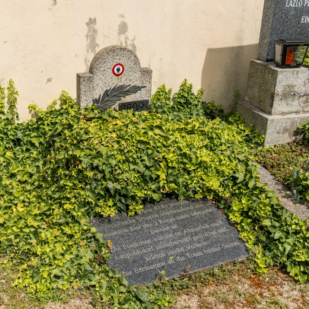 An der Friedhofsmauer versteckt sich ein Franzosengrab