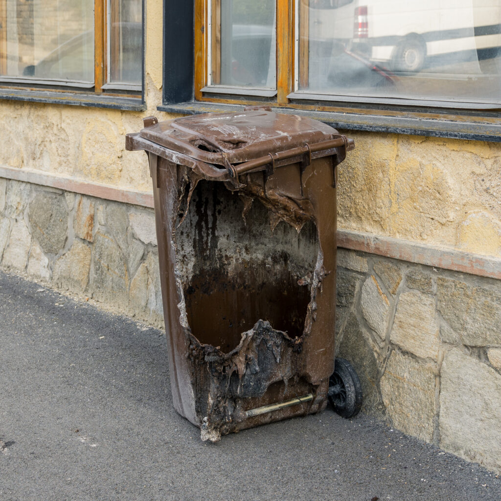 Deshalb: Keine heiße Asche einfüllen