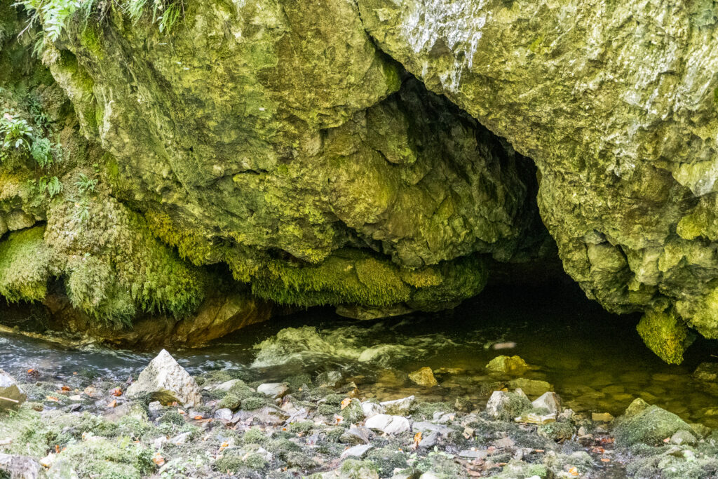 Der Bach gräbt sich unter dem Felsen durch