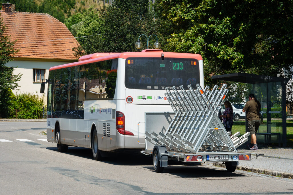 öffentlicher Verkehr: Bus mit Radanhänger