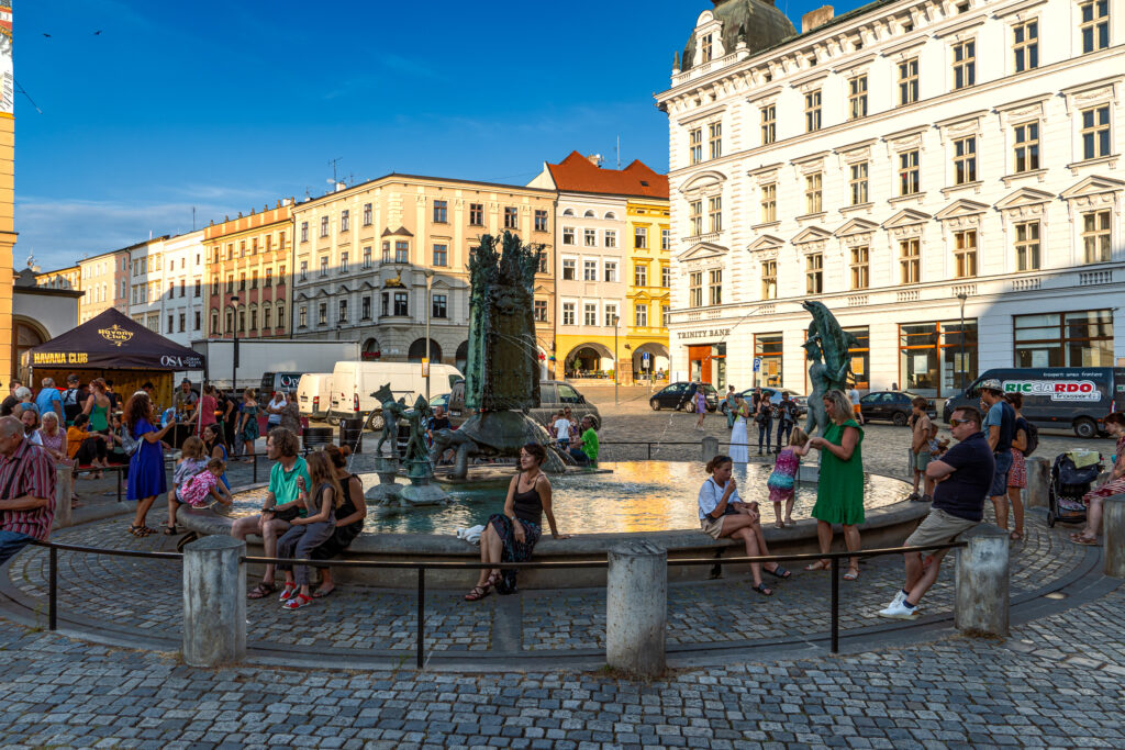 Abkühlung am Brunnen