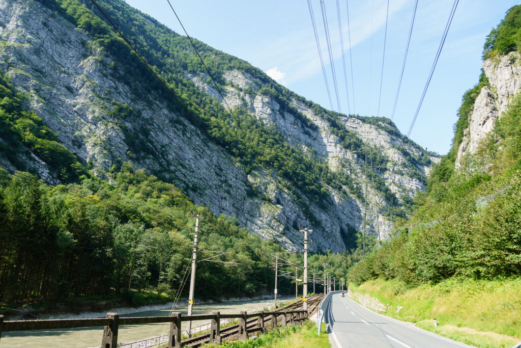 Fluss, Bahn und Straße - mehr Platz ist nicht