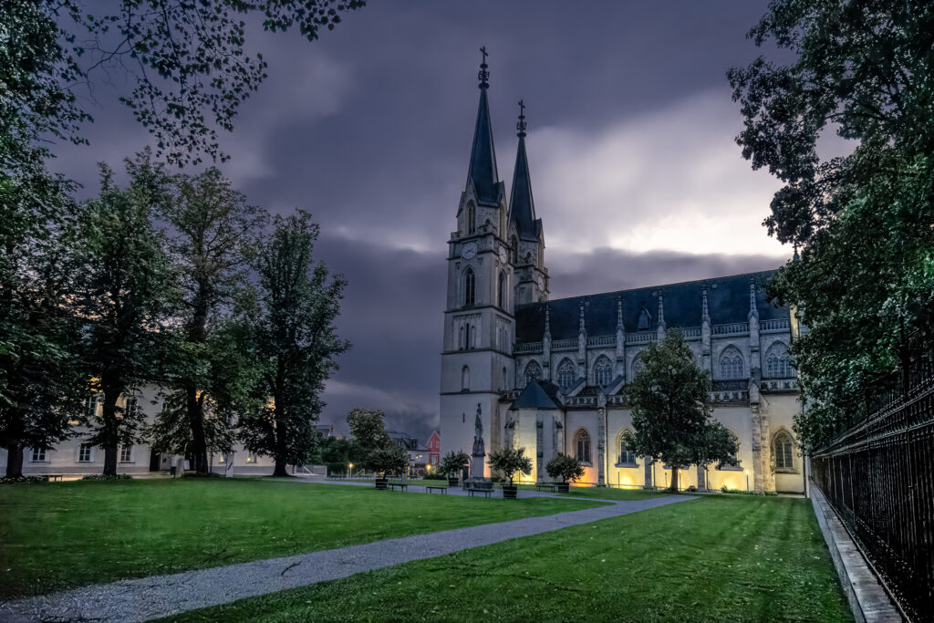 Der Stiftshof in der Dämmerung