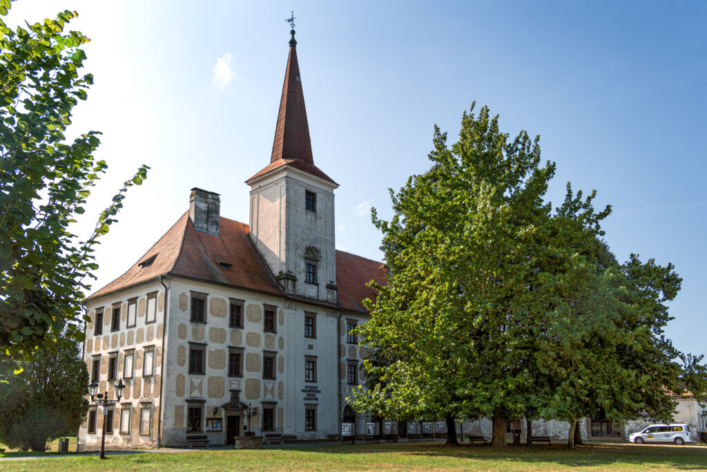 Das erste der vielen kleinen Schlösser