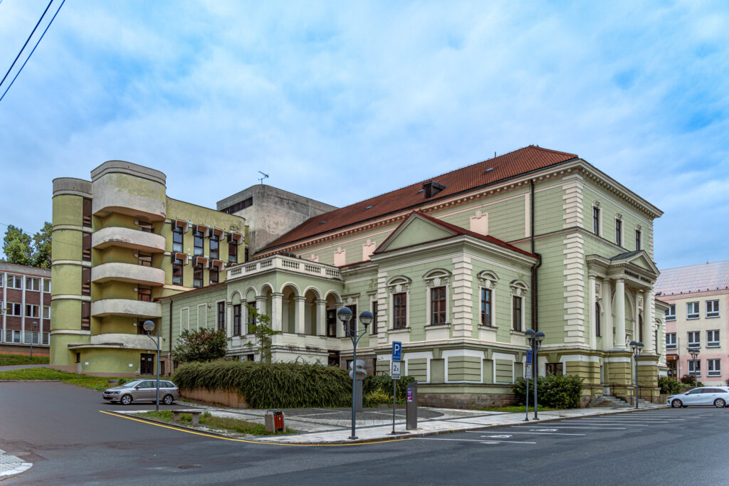 Theater mit originellem Zubau