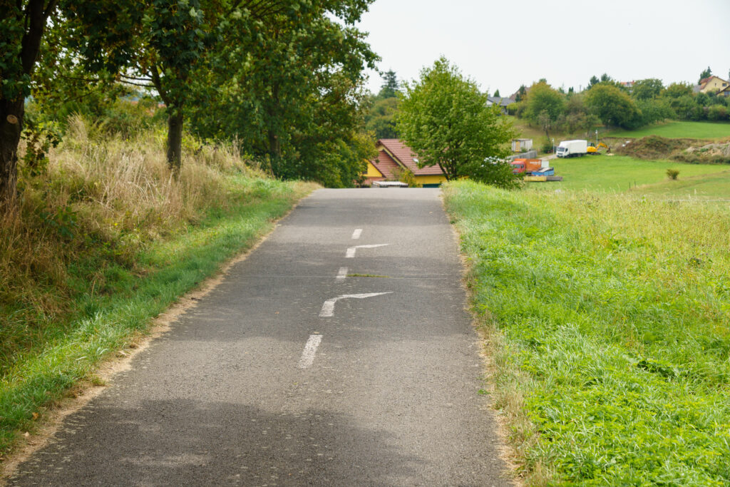 Die Pfeile vor der Kuppe sind eine extrem gute Idee … am Radweg wohlgemerkt