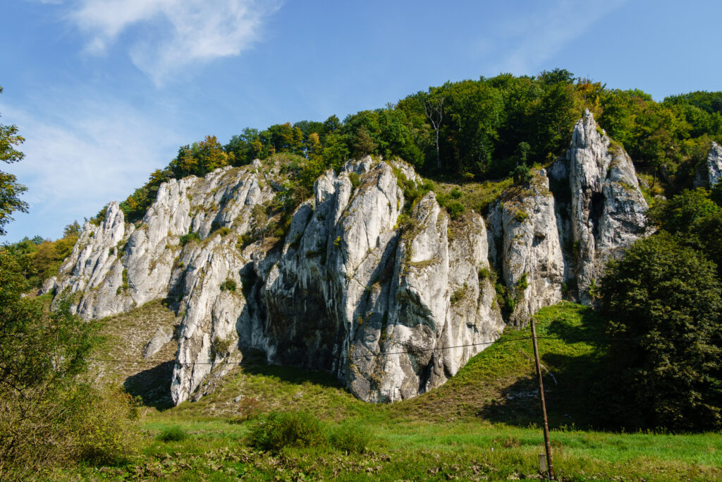 Der kleine Fluss hat beeindruckende Felsen ausgewaschen