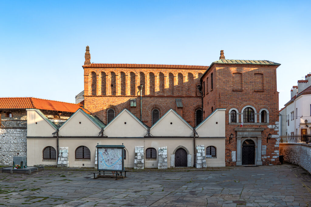 Die alte Synagoge (1557) wirkt von außen sehr unscheinbar