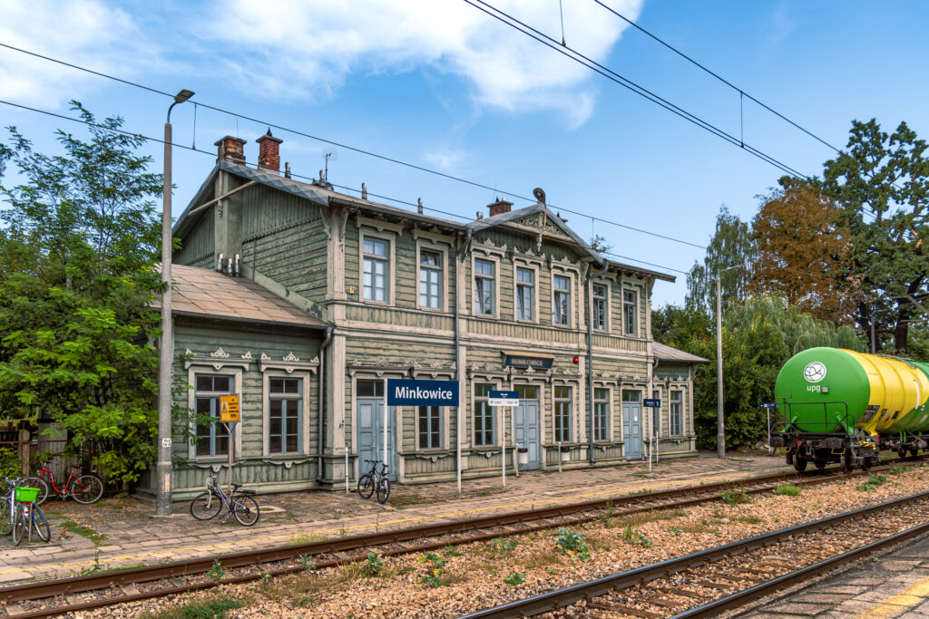 Apropos Holzhäuser: es gibt auch einen Holzbahnhof aus 1877