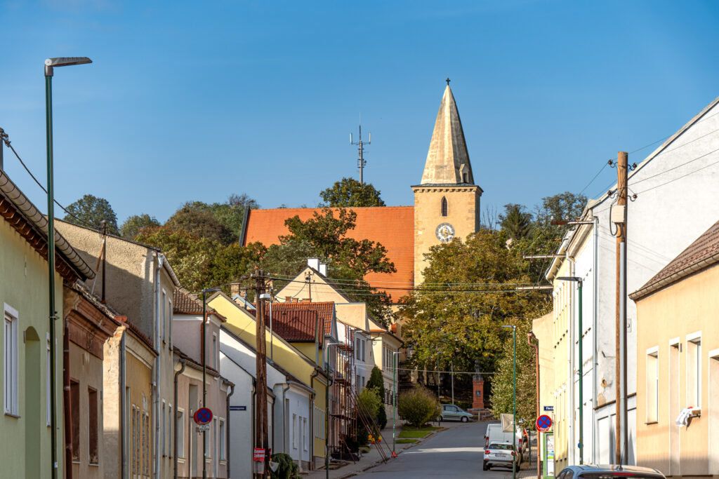 Die Kirche wacht über das Dorf