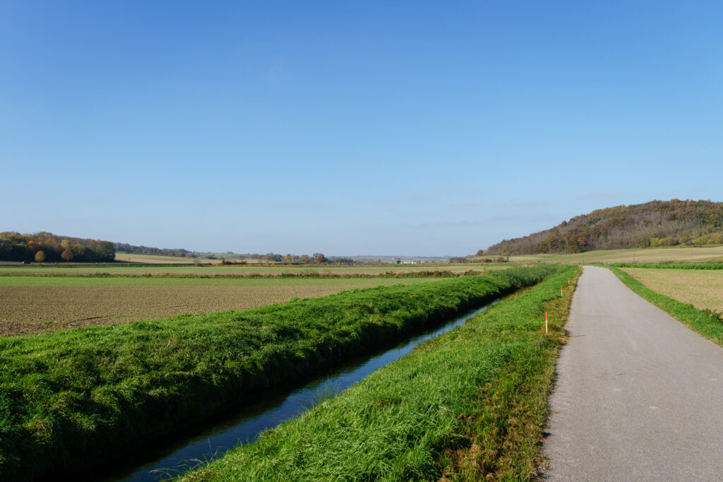 Flach bis hügelig