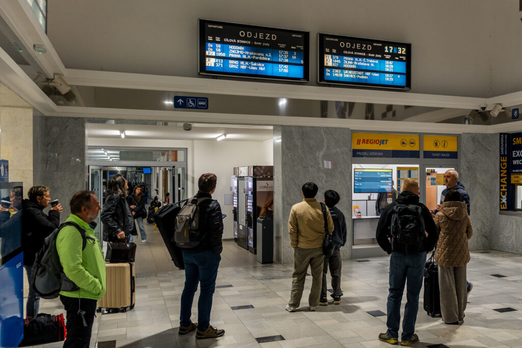 Bahnfahren auf Tschechisch: Warten auf den Bahnsteig