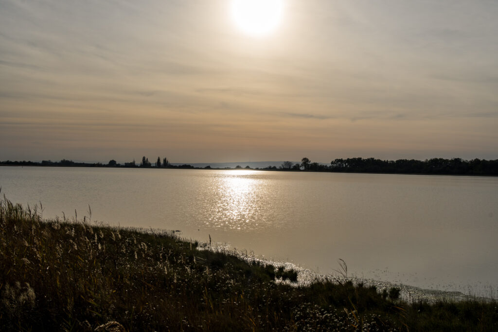 Die Sonne versinkt in der Lacke