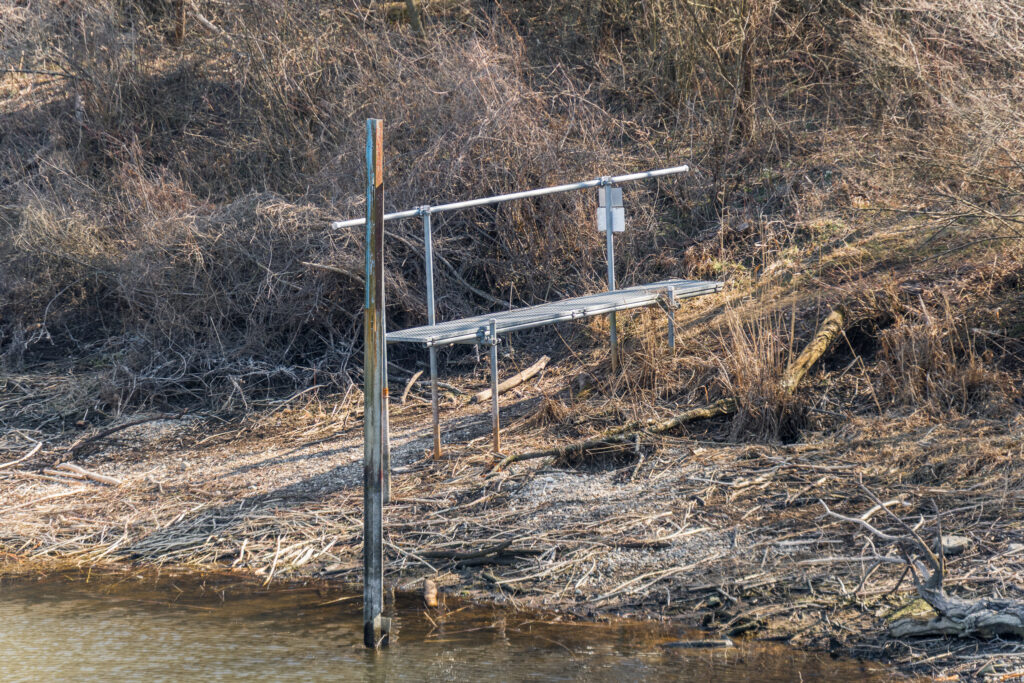 Der Steg sitzt auf dem Trockenen