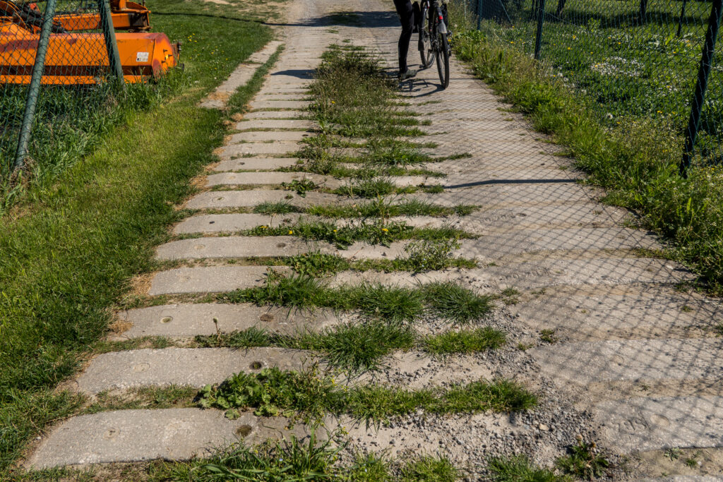 Bahnradweg wörtlich: aus Beton-Eisenbahnschwellen