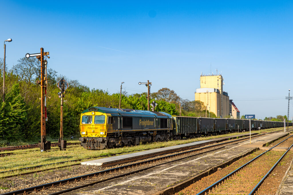 45 Waggons warten am Formsignal