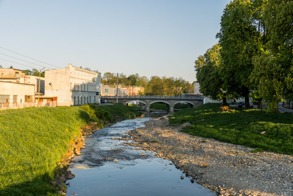 Der kleine Fluss hat letzten Sommer die Stadt überflutet