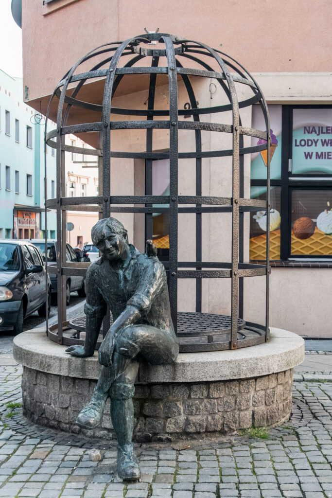 Der Mann hat einen kleinen Vogel