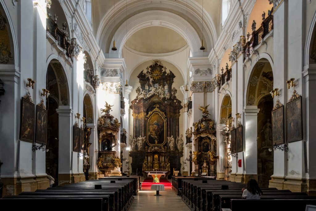 Kaum zu sehen, aber der Altar ist zum Großteil nur gemalt