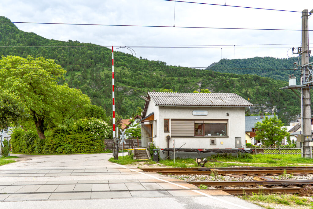 Mit Personalbesetzter Schranken