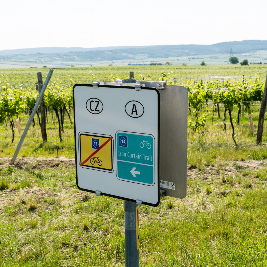 Man könnte sich natürlich auch auf einheiltiche Schilder einigen