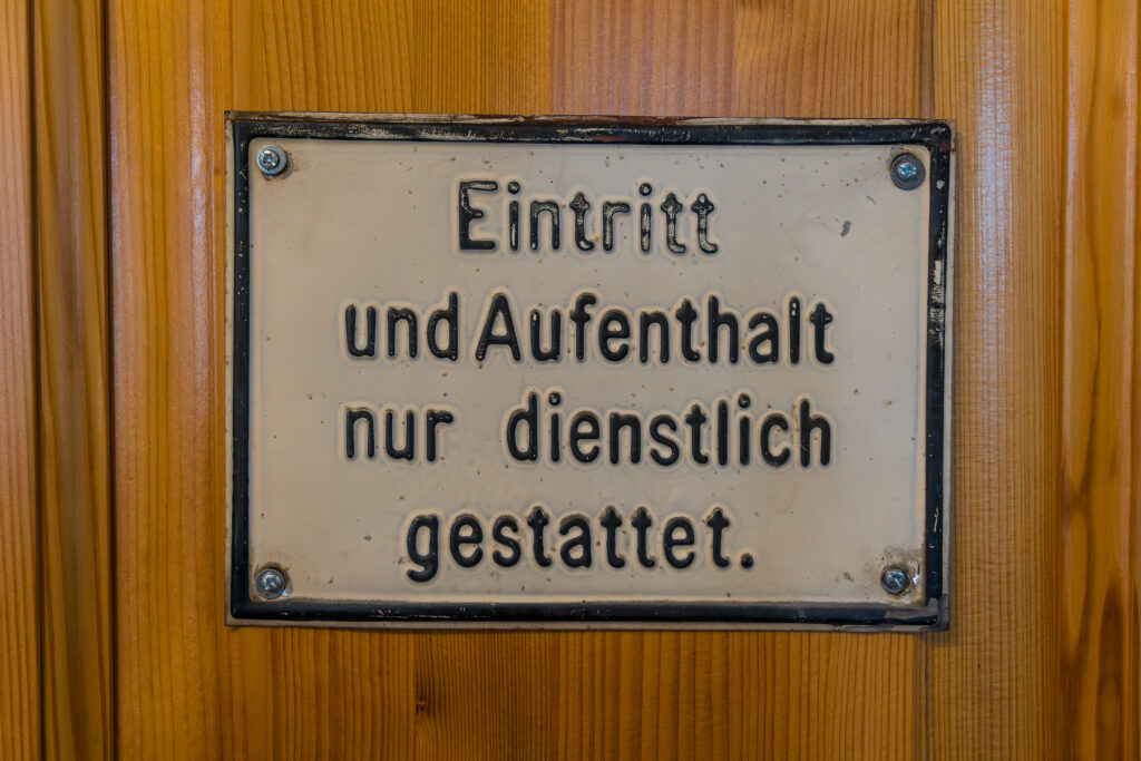 Na gut, treten wir halt dienstlich ein